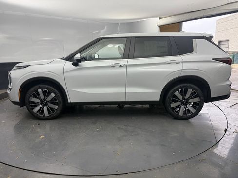 New 2025 Mitsubishi Outlander SE image 6