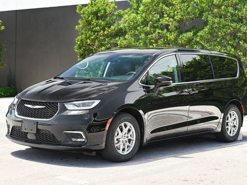 Used 2024 Chrysler Pacifica Touring-L FWD image 1