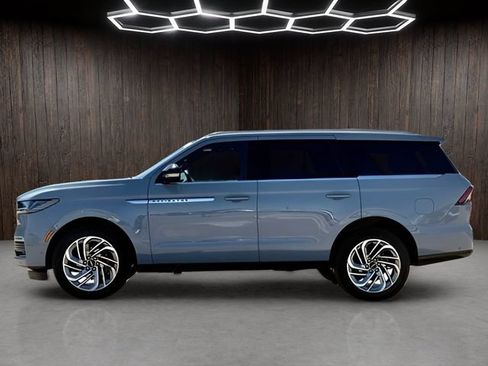 Used 2025 Lincoln Navigator Reserve AWD/4WD image 5