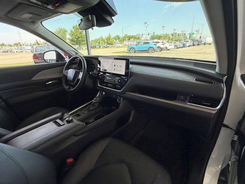 Used 2025 Toyota Grand Highlander AWD image 34