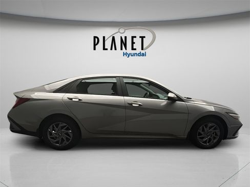 Certified 2024 Hyundai Elantra Blue image 8