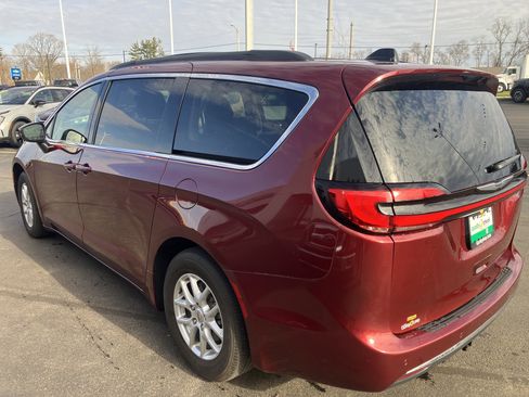 Used 2023 Chrysler Pacifica Touring-L image 5