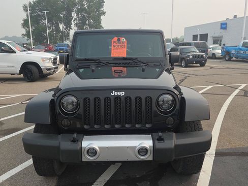 Used 2015 Jeep Wrangler Unlimited Sahara w/ Connectivity Group AWD/4WD image 9