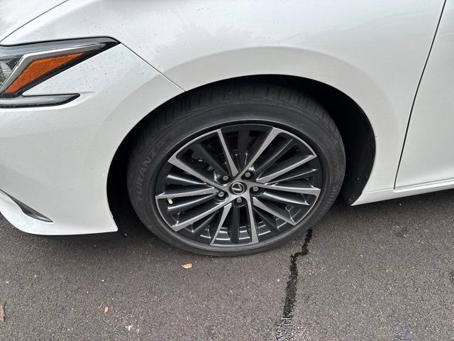 Used 2024 Lexus ES 350 w/ Premium Package FWD image 2