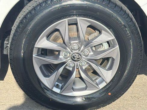 Certified 2025 Toyota Sienna XLE FWD image 31