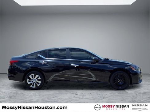 Used 2025 Nissan Altima 2.5 S FWD image 8