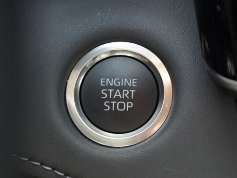 Used 2025 Toyota Highlander Limited AWD/4WD image 9