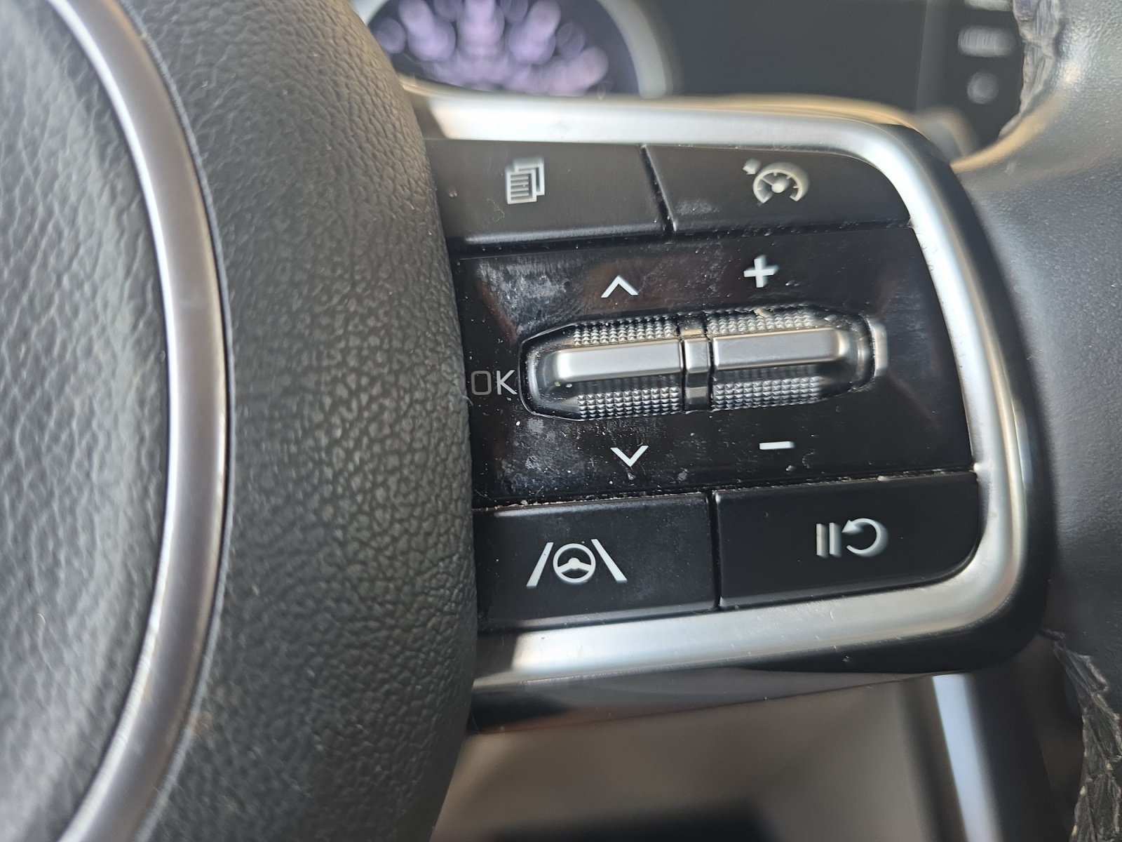 Used 2022 Kia Carnival LX FWD image 19