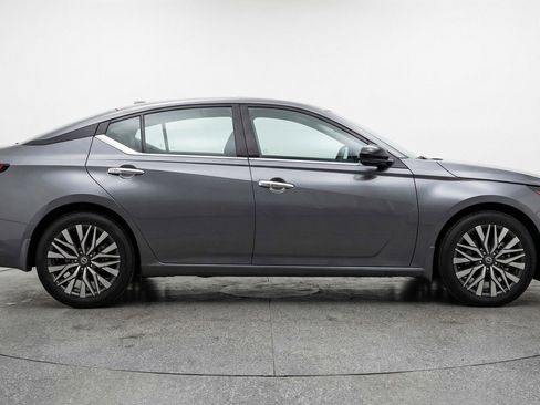 Used 2025 Nissan Altima 2.5 SV image 11