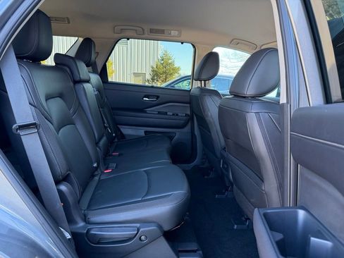 Used 2025 Nissan Pathfinder SL w/ Cargo Package image 16