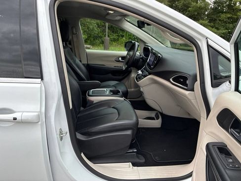 Used 2024 Chrysler Pacifica Touring-L FWD image 30