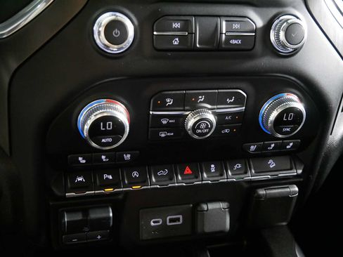 Used 2021 GMC Sierra 1500 AT4 w/ AT4 Premium Package AWD/4WD image 23