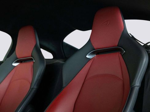 Used 2023 McLaren Artura image 18