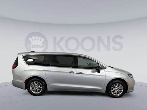 Used 2024 Chrysler Pacifica Touring-L image 8