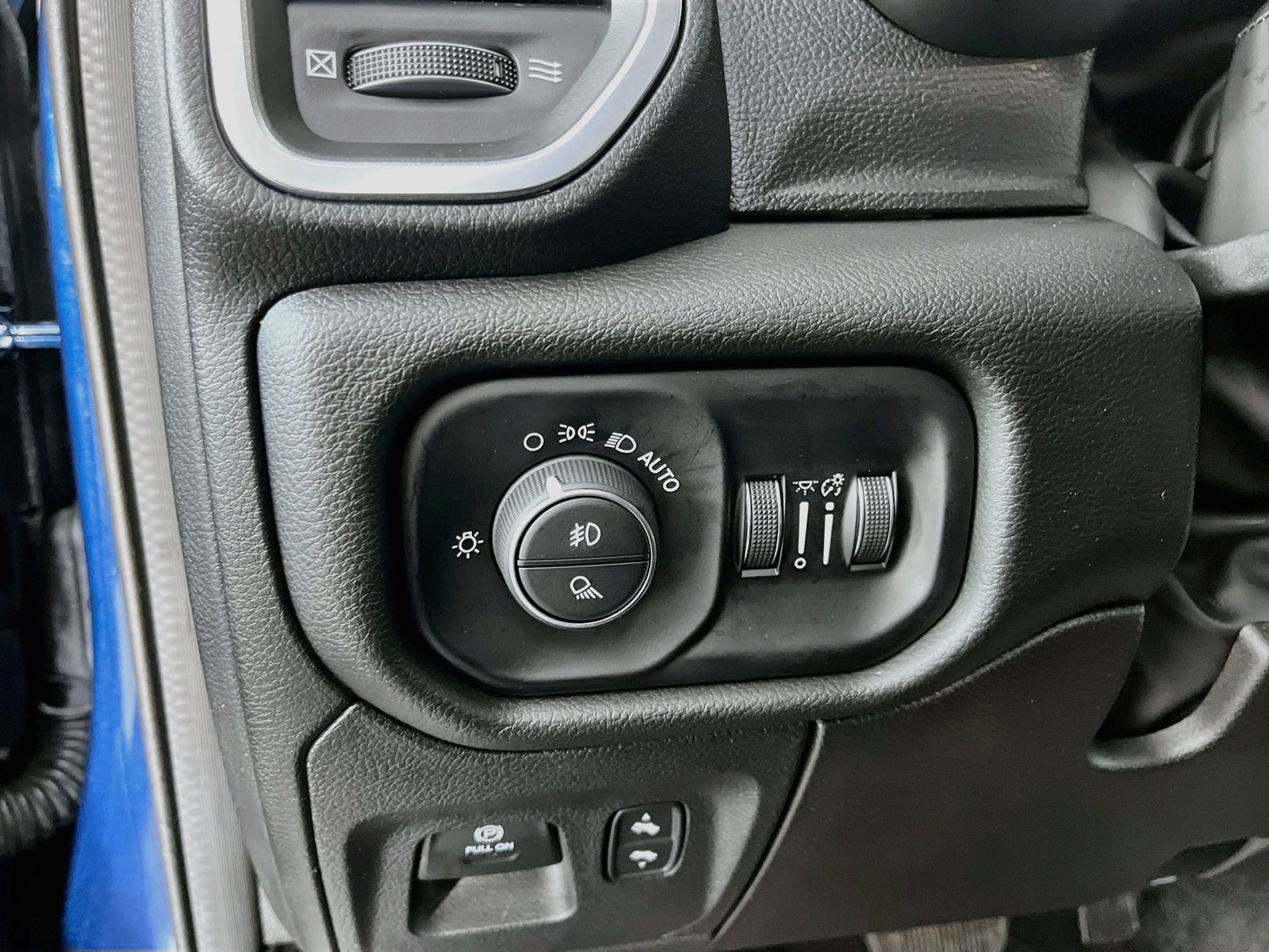 Used 2023 RAM 1500 Laramie AWD/4WD image 12