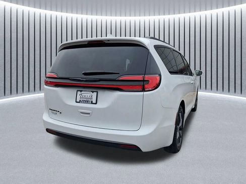 Used 2022 Chrysler Pacifica Touring-L w/ S Appearance Package image 9
