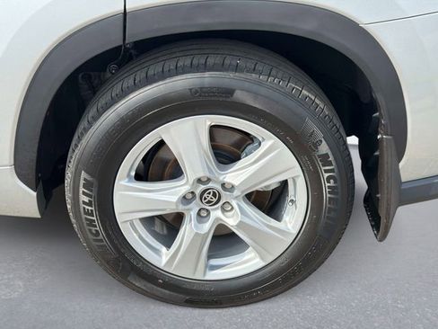 Used 2023 Toyota Highlander L image 10