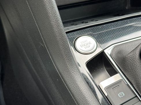 Used 2025 Volkswagen Taos SE w/ Panoramic Sunroof Package image 21