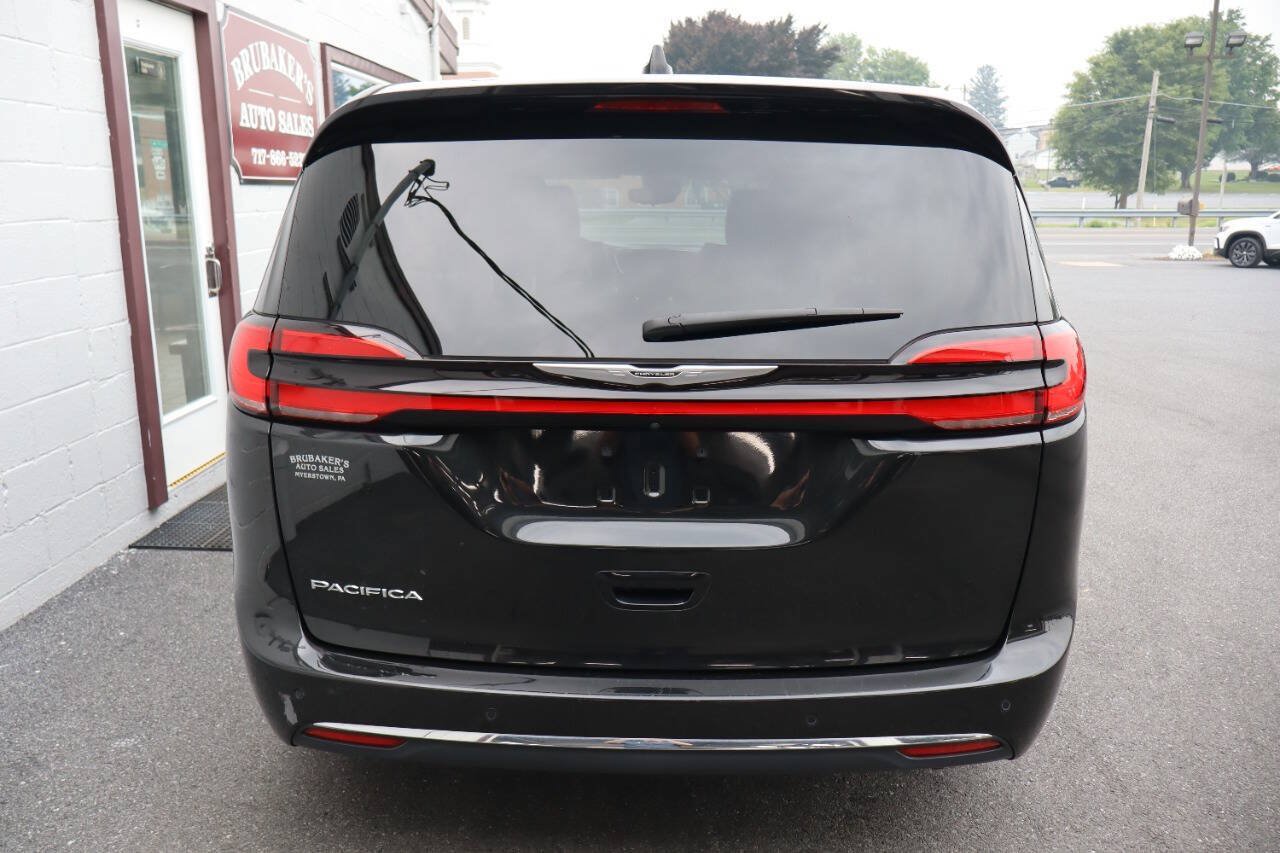 Used 2023 Chrysler Pacifica Touring-L FWD image 3