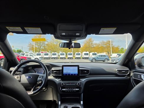 Used 2020 Ford Explorer XLT w/ Equipment Group 202A image 11