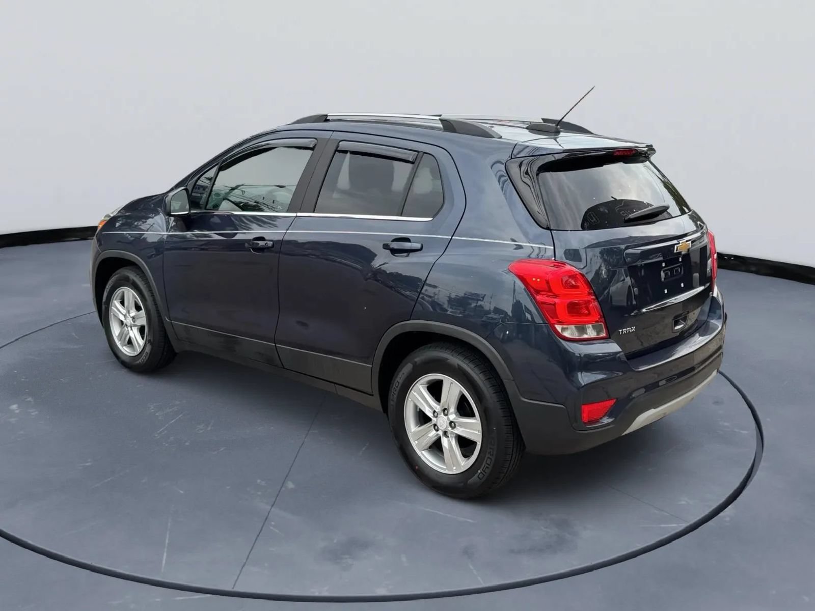 Used 2018 Chevrolet Trax LT w/ LPO, Cargo Package FWD image 7