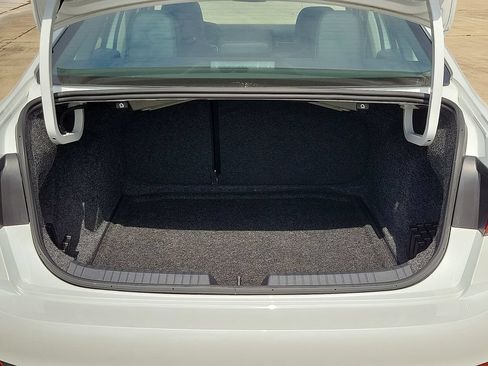 Used 2025 Volkswagen Jetta SE FWD image 8