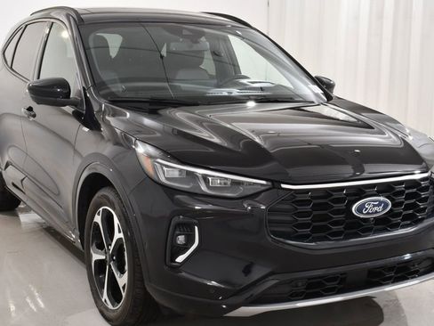 Used 2023 Ford Escape ST-Line Elite w/ Premium Technology Package image 4