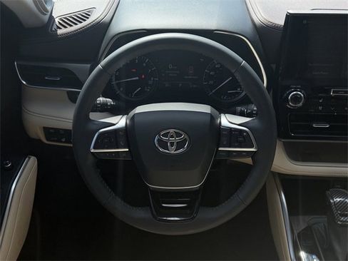 Used 2020 Toyota Highlander Limited image 11