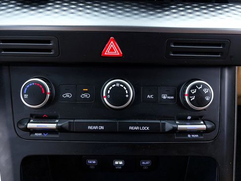 Used 2022 Kia Carnival LX image 20