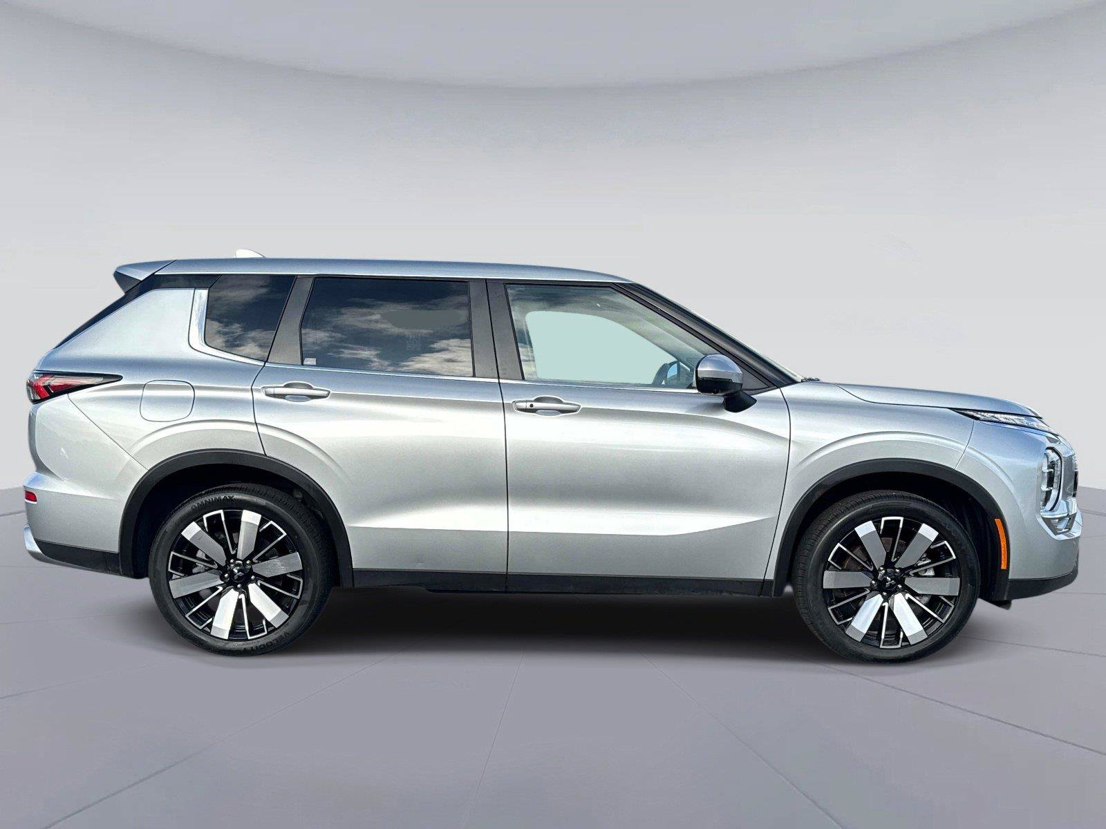 Used 2025 Mitsubishi Outlander SE FWD image 2