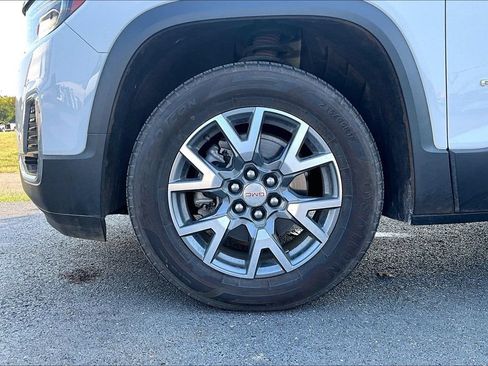 Used 2023 GMC Acadia SLT AWD/4WD image 2