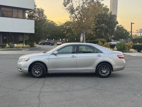 Used 2009 Toyota Camry LE FWD image 2