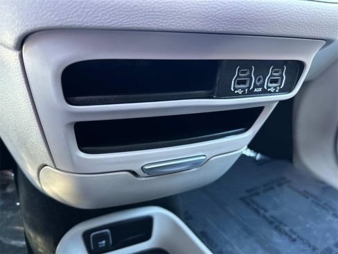 Used 2024 Chrysler Pacifica Touring-L image 35