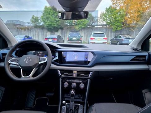 Used 2023 Volkswagen Taos SE w/ Panoramic Sunroof Package image 10