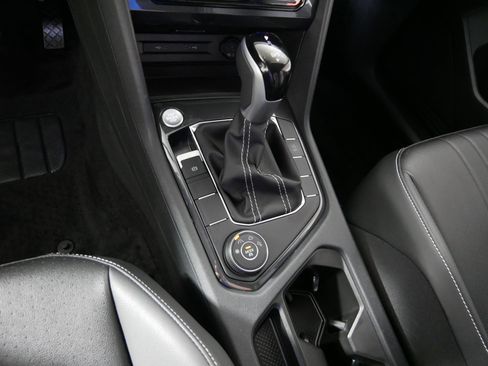 Used 2024 Volkswagen Tiguan SE w/ Panoramic Sunroof Package image 24