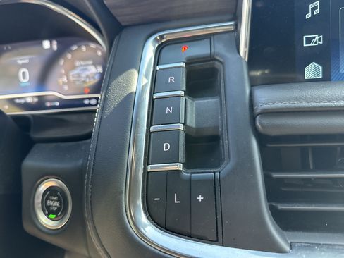 Used 2022 Chevrolet Suburban Z71 w/ Luxury Package AWD/4WD image 12