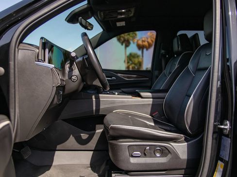 Used 2021 Cadillac Escalade ESV Premium Luxury w/ Driver Assist Tech Package AWD/4WD image 28