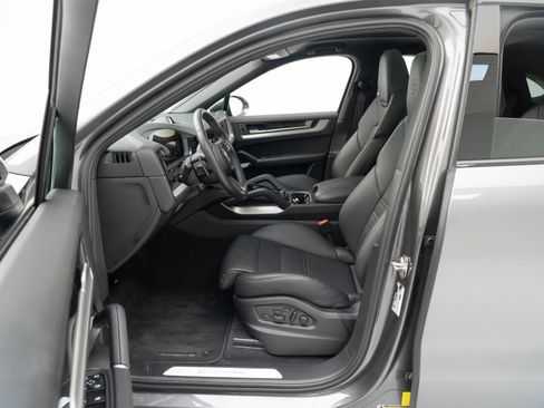 Certified 2025 Porsche Cayenne Coupe image 17
