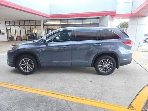 Used 2018 Toyota Highlander XLE AWD/4WD image 2