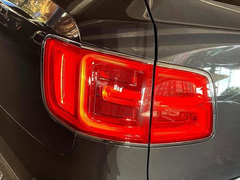 Used 2018 Bentley Bentayga Activity image 28