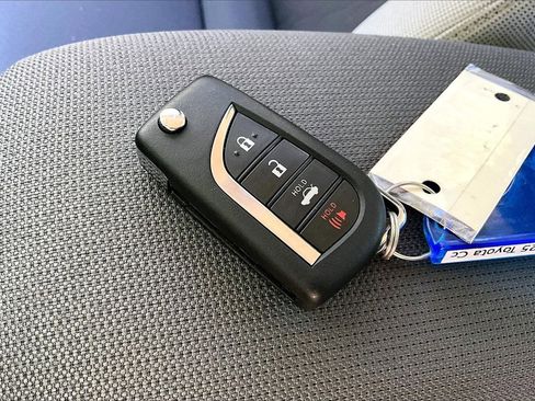 Used 2025 Toyota Corolla LE image 32