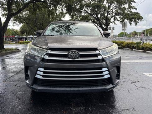 Used 2018 Toyota Highlander LE FWD image 17