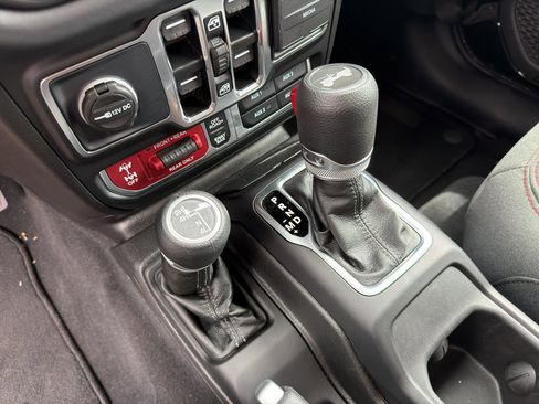 Used 2025 Jeep Wrangler Unlimited Rubicon image 13