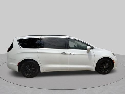 Used 2022 Chrysler Pacifica Touring-L FWD image 6