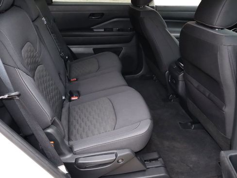 Used 2024 Nissan Pathfinder S image 18