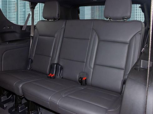 Used 2025 Chevrolet Suburban Z71 image 17