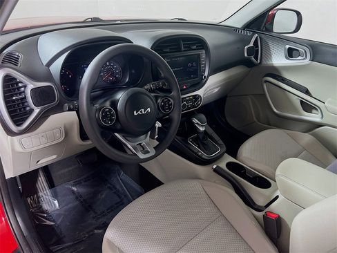 Used 2022 Kia Soul LX image 10