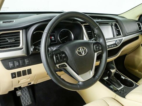 Used 2018 Toyota Highlander XLE FWD image 4