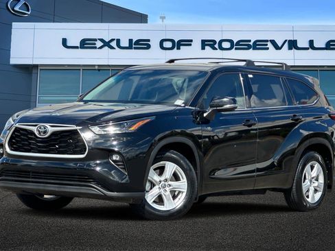 Used 2022 Toyota Highlander LE AWD/4WD image 1