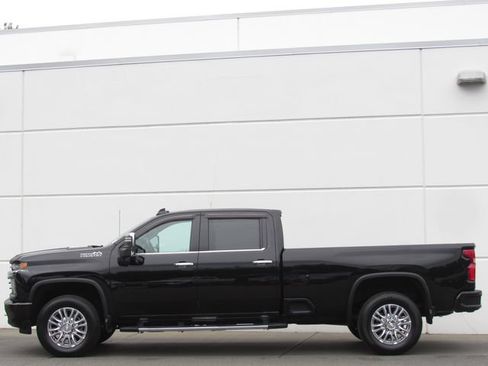 Used 2020 Chevrolet Silverado 3500 High Country w/ Z71 Off-Road Package AWD/4WD image 4